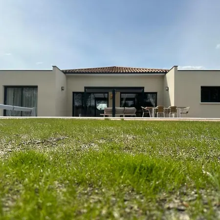 Maison Neuve 200m2 Climatisee Avec Sa Piscine Chauffee, Proche De La Plage Et Des Commerces Villa