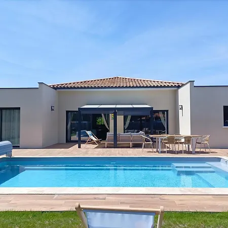 Villa Maison Neuve 200m2 Climatisee Avec Sa Piscine Chauffee, Proche De La Plage Et Des Commerces