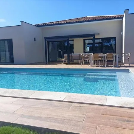 Maison Neuve 200m2 Climatisee Avec Sa Piscine Chauffee, Proche De La Plage Et Des Commerces *
